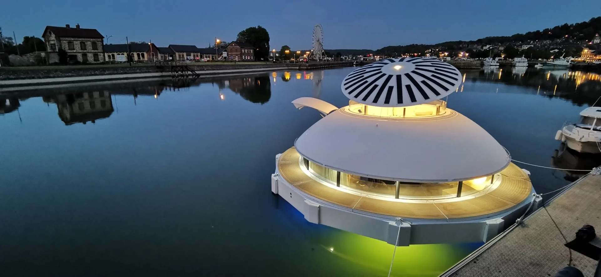 suite-flottante-herbergement-insolite-sur-eau-1