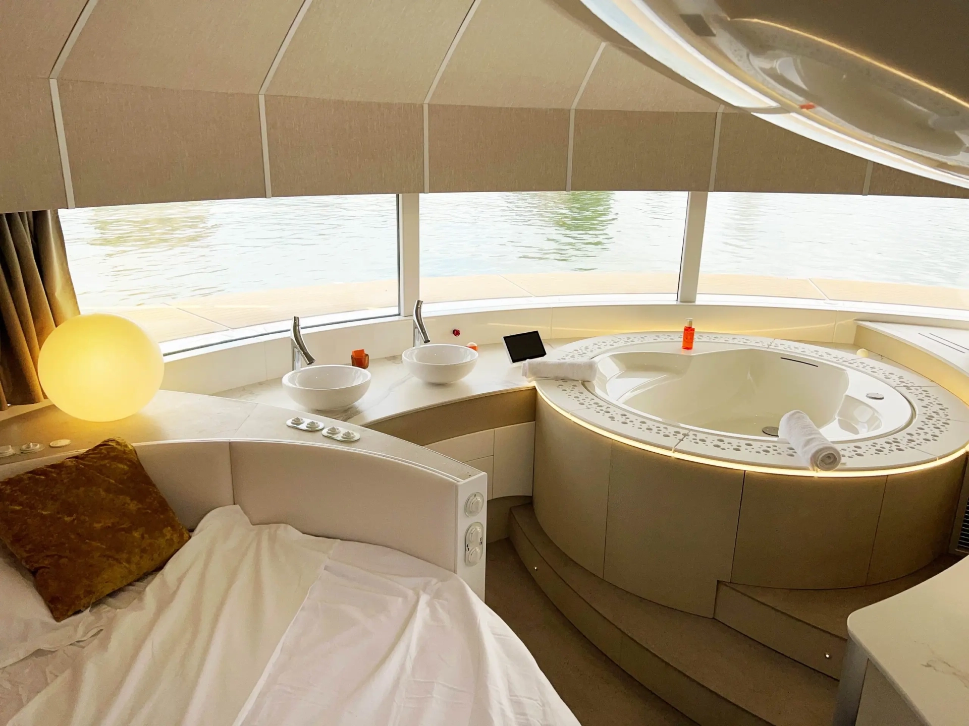 suite-flottante-herbergement-insolite-sur-eau-5
